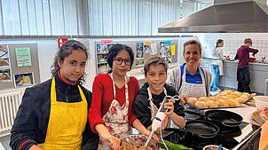 Delal, Hewellyn, Sebastian (von links) aus Klasse 7a der Realschule Ailingen mixen fleißig den veganen Burger-Ersatz. Lisa Striebig vom ...