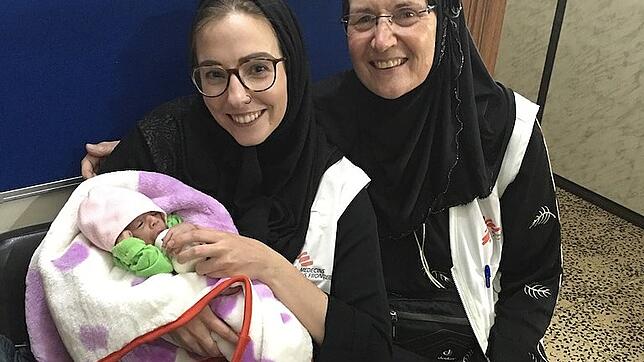 Unser Bild zeigt Gudrun Adams (rechts) bei ihrem Jemen-Einsatz Anfang 2018 neben einer Krankenschwester aus Kanada, die ein neugeborenes ...