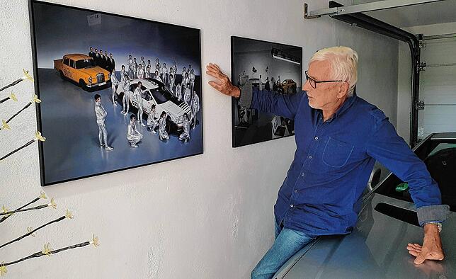 Karl-Heinz Baumann steht in der Garage seines Bürohauses in Starzach-Börstingen. Dort hängt ein Bild des ...