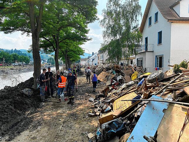 Die Ahrallee in Ahrweiler, diese Straße musste von den Einsatzkräften wieder befahrbar gemacht werden, damit der Müll entsorgt werden kann.