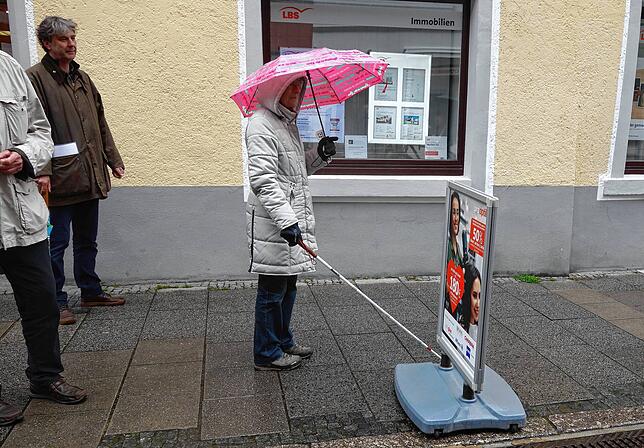 Die Fußgängerzone in der Münsterstraße ist zwar breit aber dennoch voller Hindernisse.