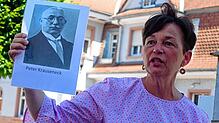 Stadtführerin Manuela Eder erinnerte bei ihrer Tour durch Rheinfelden auch an den Buchdrucker und ersten Zeitungsverleger der Stadt, ...