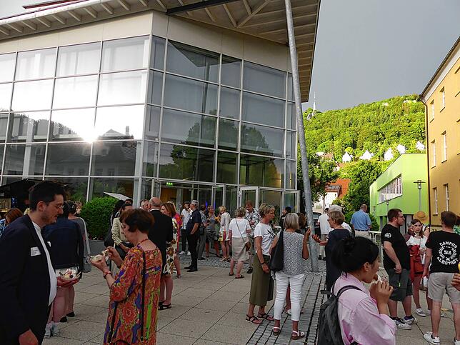 Sommerempfang 2023 der Hochschule in und vor der Festhalle Ebingen. Erfrischungen lindern die Auswirkungen der Hitze.