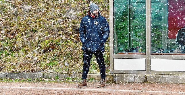 Abgehärtet: Robert Villinger lebt und liebt den Fußball. Der neue Trainer des FC Dachsberg lässt sich auch von Wetterkapriolen, wie beim ...