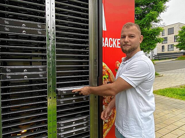 Schon fast leer? Samuele Catanzariti bestückt den Kühlraum neu mit den selbstgemachten Pizzen.