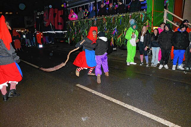 Bild 34: Riedböhringen ist ab sofort in Narrenhand. Nachtumzug eröffnet dreitägiges Narrentreffen.