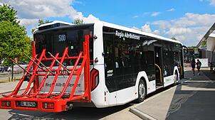 Der Regiobus 500 nimmt auf seinem Tröger keine E-Bikes mehr mit. Die geänderte Radmitnahme gilt seit Mitte Juni. Foto: Siegfried Volk