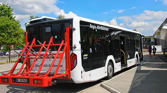 Der Regiobus 500 nimmt auf seinem Tröger keine E-Bikes mehr mit. Die geänderte Radmitnahme gilt seit Mitte Juni. Foto: Siegfried Volk