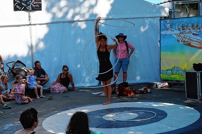 Straßenkünstlerin Linda Vellar begeistert mit Cyr Wheel und Hoola-Hoop-Reifen.