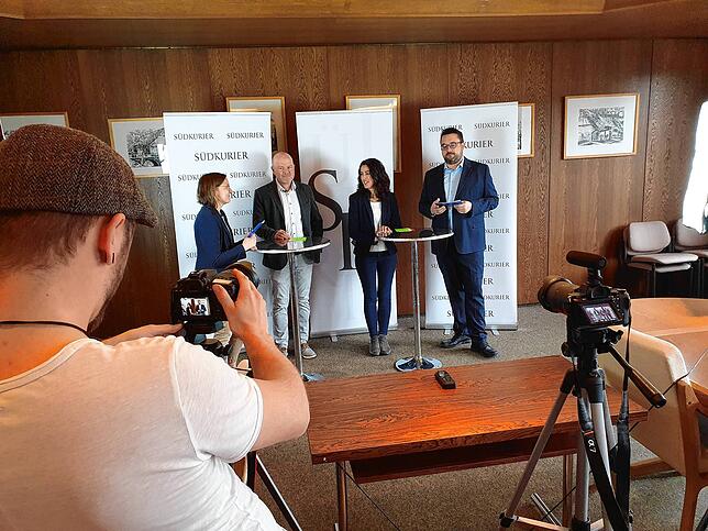 Das SÜDKURIER-Kandidatenduell: Bei der Diskussionsrunde stehen die Wutöschinger Bürgermeisterkandidaten Rainer Stoll und Joana Carreira ...