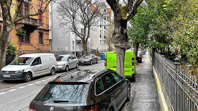 Autos parken auf einem Gehweg in Konstanz am Bodensee.