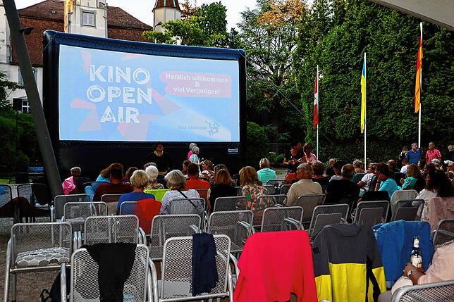 Beim Kino Open-Air im Bad Säckinger Schlosspark haben sich am Donnerstag um 19.30 Uhr schon einige Gäste eingefunden.