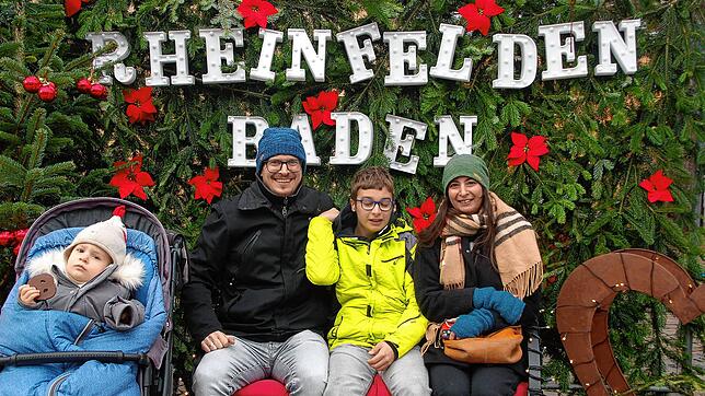 Der Rheinfelder Weihnachtsmarkt hält für Klein und Groß ein vielfältiges Angebot bereit, das gut ankommt. Bilder: Petra Wunderle