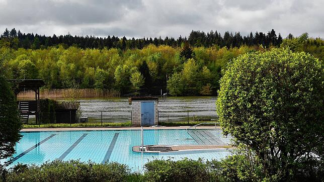 Das Schwörstädter Freibad am Rheinufer soll im Juni in die Saison 2025 starten. Noch ist der mögliche Betreiber aber öffentlich nicht ...