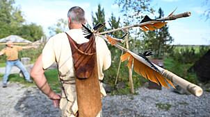 Pfeile und Speere müssen aus Naturmaterialien wie Holz, Knochen, Stein oder Geweih gefertigt sein.