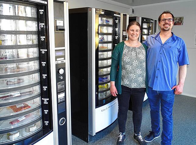 Der Käse in den Automaten stammt aus der eigenen Käserei, die Natalie und Dominik Sonntag auf dem Lärchenhof bei Heiligenberg betreiben. ...