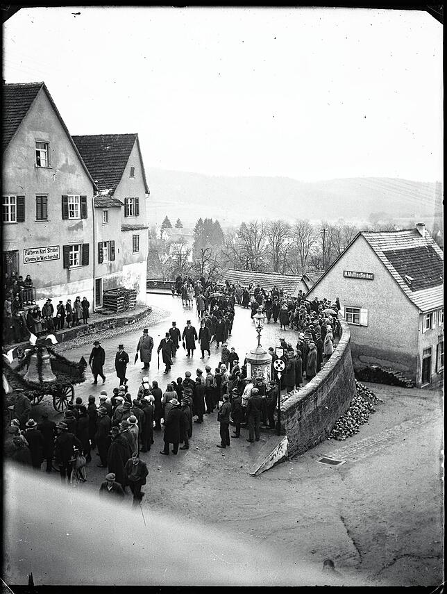 Die Rückkehr der Kirchenglocken der Katholischen Kirche St. Oswald in Stockach mit Blick auf den Stadtwall und Publikum.