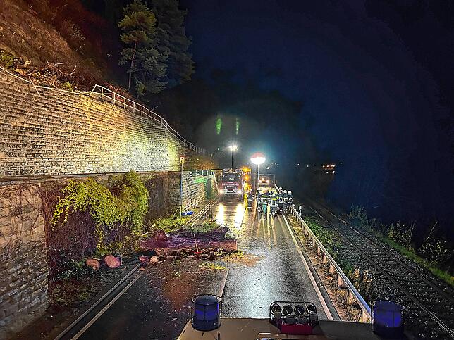 Hier sind noch die Reste eines Baums zu sehen, der nach Dauerregen auf die Straße stürzte.