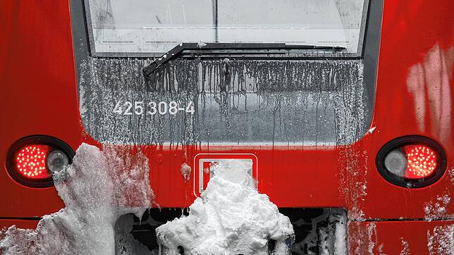 Ein Regionalzug der Deutschen Bahn mit Schnee. Immerhin: Er fährt &ndash; ganz anders als die Züge am Bodensee.