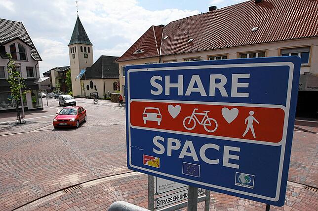In der Kleinstadt Bohmte hat man aus den Fehlern der Vergangenheit gelernt. Dort heißt es jetzt: „Share Space“ – „Teile den Platz!“.