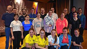 Rombachwiibli und Tanzgarde proben für den Elferratsball in Birkendorf. Nora Kaiser (mittlere Reihe, Vierte v. l. studiert die Tänze ...