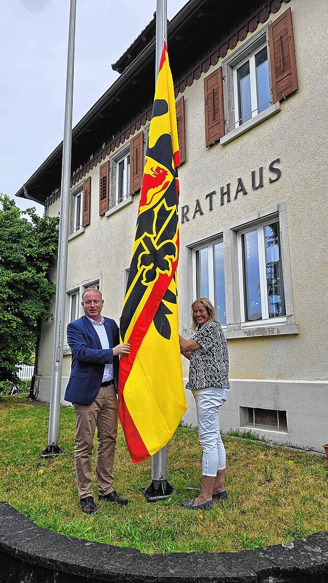 OB Jan Zeitler und Ortsvorsteherin Anja Kretz hissten die Überlinger Fahne vor dem Rathaus in Nußdorf, in dem heute noch der ...