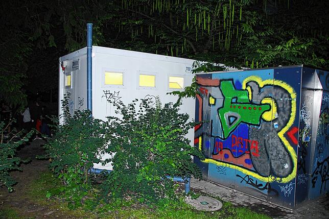 Kaum waren die Toilettenhäuschen aufgestellt, wurden sie bereits beschmiert und demoliert.