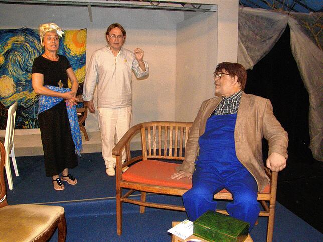 Im Bild Adela Florow, Norbert Heckner und Konrad Adams (von links) im Einakter „Minna Magdalena“.