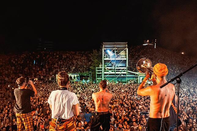 Ausgelassene Stimmung mit Querbeat beim &bdquo;Das Fest&ldquo; 2019 in Karlsruhe.