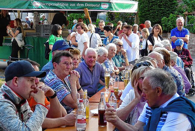 Jung und Alt genießen das Vilsinger Backhausfest. Sie kommen bei guter musikalischer Unterhaltung und Verköstigung auch ins Gespräch.