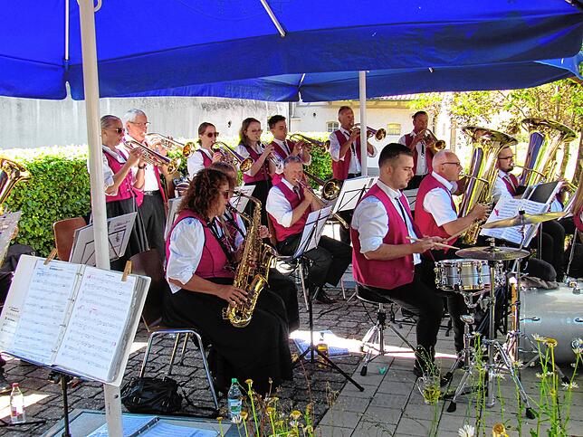 Dorfplatzfest in Menningen mit der Musikkapelle Sentenhart.