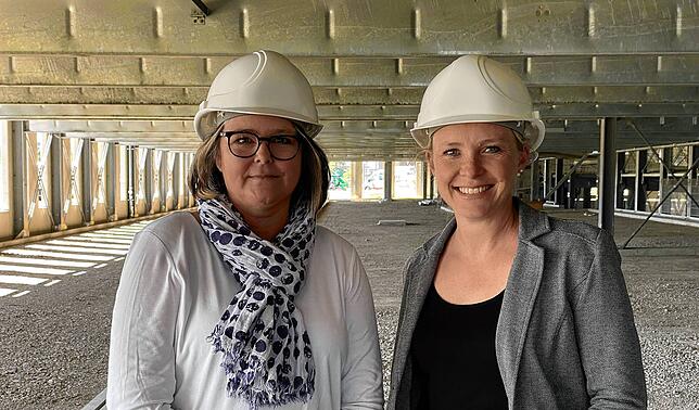 Katja Romer (links), Projektleitung Bau für die Stadtwerke Konstanz Mobil GmbH und Nina Welschinger, Leiterin Geschäftsbereich Parken.