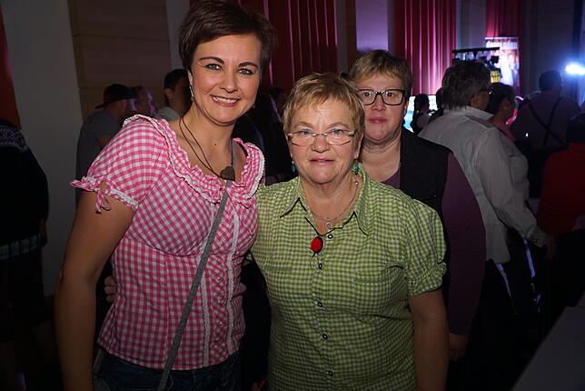 Zu den Dorfrockerfans zählen auch Simone Scherer, Petra Schonhardt und Adelheid Bürkel.