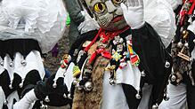 Wer winkt denn da so neckisch? Es ist die Hauptfigur der Meßkircher Fasnet: eine Katze. Mit rund 150 Maskenträgern stellt sie die größte ...