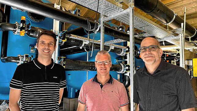 Peter Brieskorn, Maik Friedrich und Christian Unkel (von links) vor den neuen Filteranlagen. Das Technikgebäude im Parkschwimmbad ist ...