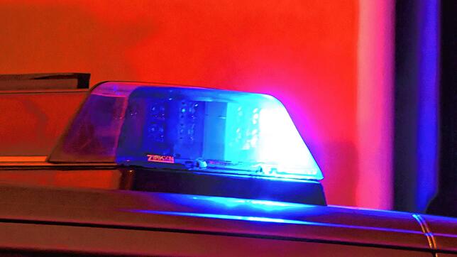 (Symbolbild) Feuerwehr und Polizei rasen Montagnacht, 27. Mai, in die Konstanzer Markgrafenstraße. Rauch kommt aus dem Keller und der ...
