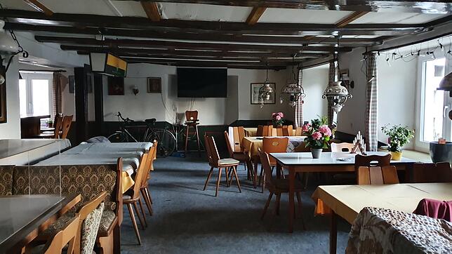 Der einstige Gastraum zeugt noch von der ursprünglichen Nutzung als Gasthaus. Heute kochen die Bewohner in der benachbarten Küche.