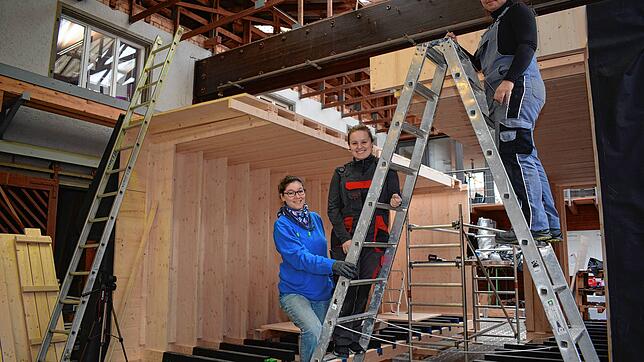 Shagaf Haji Darwish, Julia Landowski und Kübra Osmancikli (von links) gehören zum Team, das die Freiluftbücherei entwarf und helfen auch ...