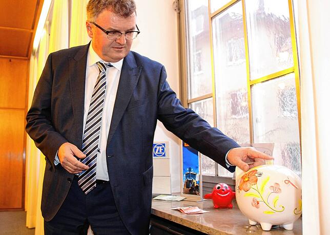 OB Andreas Brand mit einem Sparschwein. Ein Teil der Dividende von ZF fließt seit 2018 in die Ferdinand gGmbH (Archivbild)