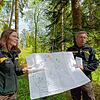 Anhand der Waldortkarte zeigt Förster Jürgen Kuhl den Teilnehmern die Orte bei der Begehung des Forstes der Gemeinde und der ...