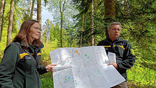 Anhand der Waldortkarte zeigt Förster Jürgen Kuhl den Teilnehmern die Orte bei der Begehung des Forstes der Gemeinde und der ...