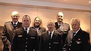 Hubert Böhler, Matthias Schmid, Karin Moser, Xaver Böhler, Claus Zumkeller und Leopold Bayer (von links) wurden für langjährigen Dienst ...