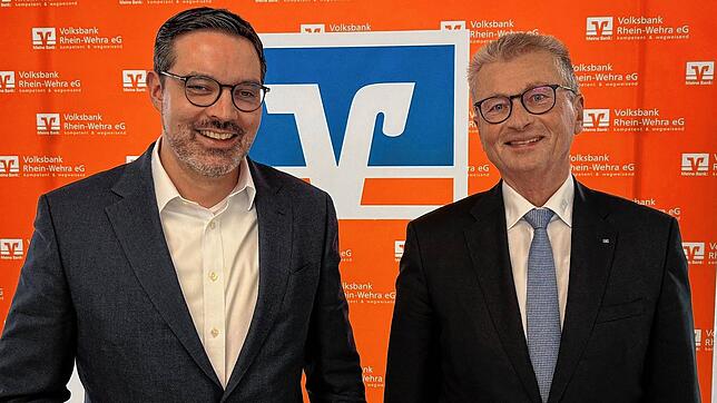 Der künftige Vorstandsvorsitzende der fusionierten Volksbank – Die Gestalterbank Alexander Müller mit dem Vorstandsvorsitzenden der ...