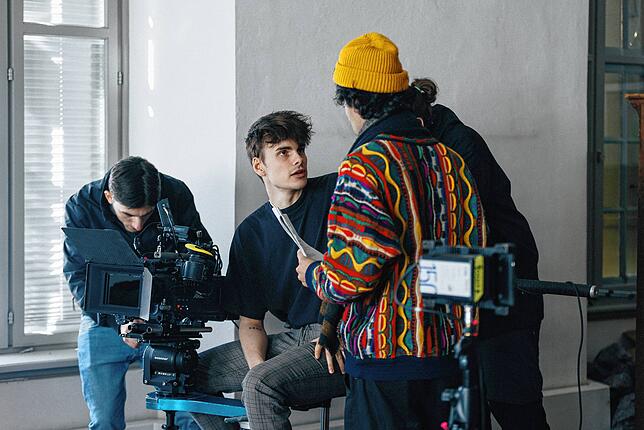 Kameramann und Produzent Lewis von Alberti (Mitte) aus Markdorf im Gespräch mit der Crew bei seinem aktuellen Projekt, dem Kurzfilm ...