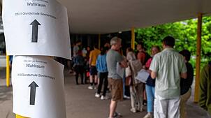 Lange Schlangen vor den Wahllokalen wie hier bei der Grundschule Sonnenhalde: Die Bundestagswahl soll mit weniger Pannen ablaufen als ...