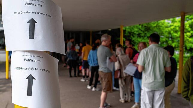 Lange Schlangen vor den Wahllokalen wie hier bei der Grundschule Sonnenhalde: Die Bundestagswahl soll mit weniger Pannen ablaufen als ...