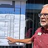 Manfred Alraun erläutert den Neubau anhand der Päne. Der Medizinphysiker ist an der Klinik für Strahlentherapie tätig.