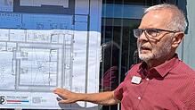 Manfred Alraun erläutert den Neubau anhand der Päne. Der Medizinphysiker ist an der Klinik für Strahlentherapie tätig.