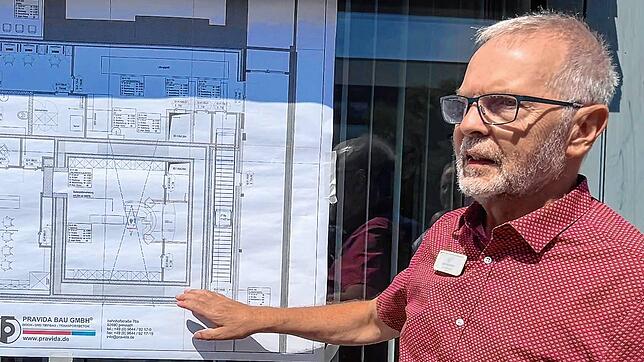 Manfred Alraun erläutert den Neubau anhand der Päne. Der Medizinphysiker ist an der Klinik für Strahlentherapie tätig.