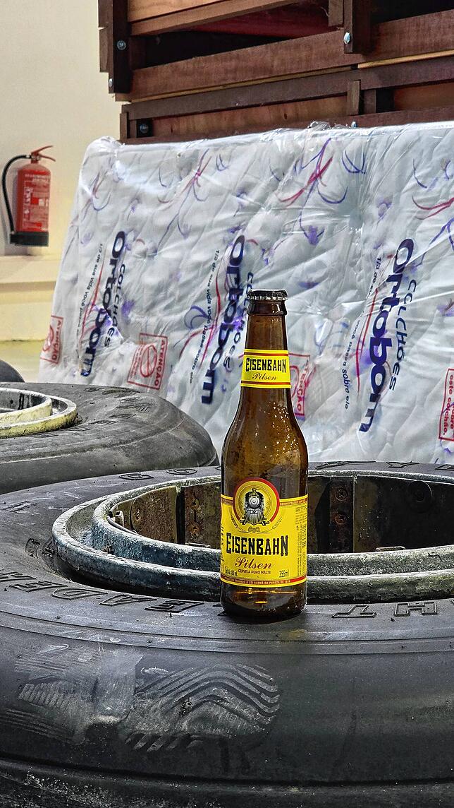 Kurioser Fund in einer „Landshut“-Frachtkiste: Neben Flugzeug-Einzelteilen kam beim Auspacken in Friedrichshafen eine Flasche „Eisenbahn ...